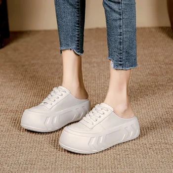 Маленькие белые туфли в стиле ретро женские 2023 новые маффины с толстым дном, увеличивающие рост старых повседневных ботинок для настольных игр